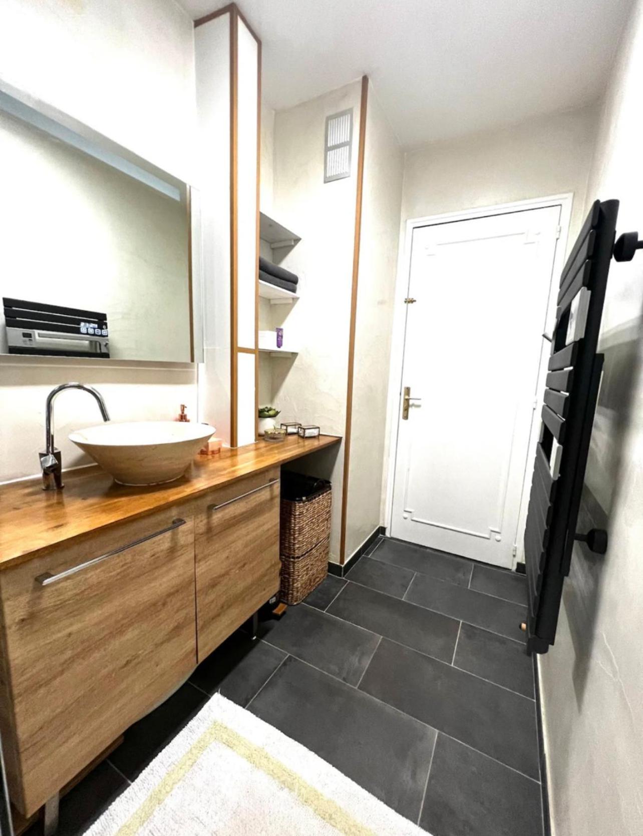 Modern 2 Bedroom Apartment Near Paris Metro, Giant Flat Screen Tv 85 Inches, Balcony, Free Parking イヴリー＝シュル＝セーヌ エクステリア 写真